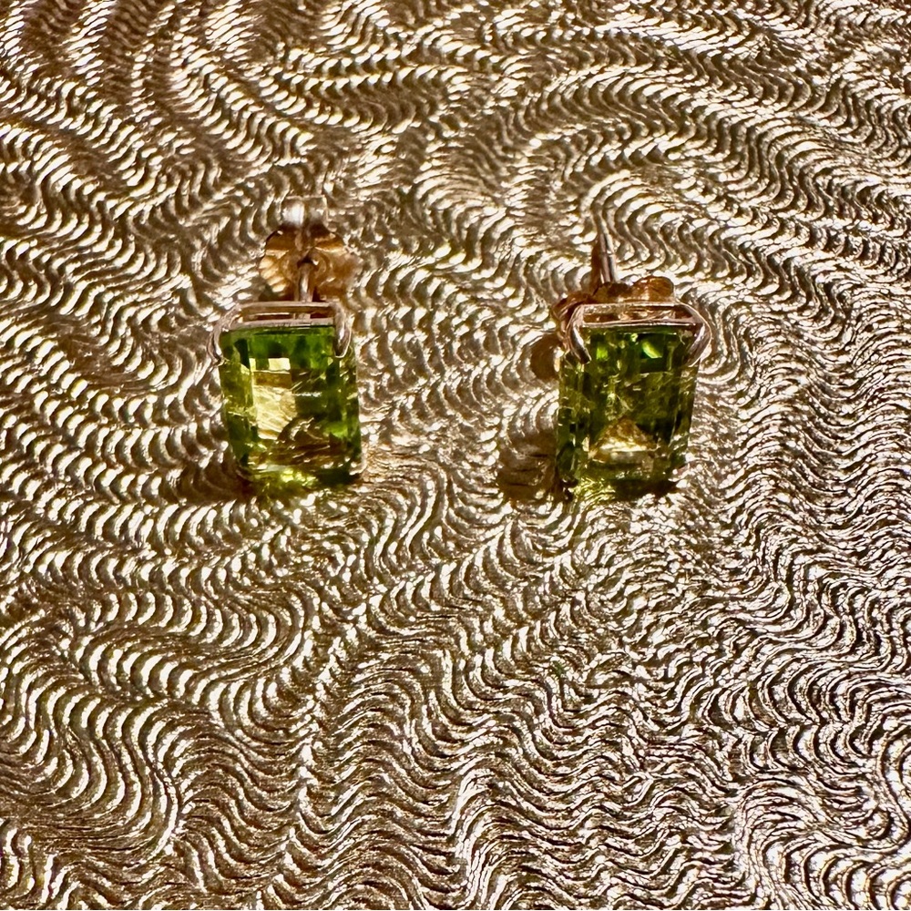 2.14 ct 14K solid Gold Genuine brilliant Emerald cut Peridot  studs - Picture 8 of 10